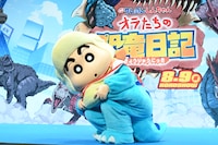 こちらを見る野原しんのすけ。