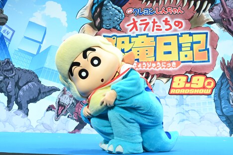 こちらを見る野原しんのすけ。