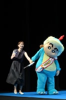 佐藤ちひろアナウンサーを口説く野原しんのすけ。