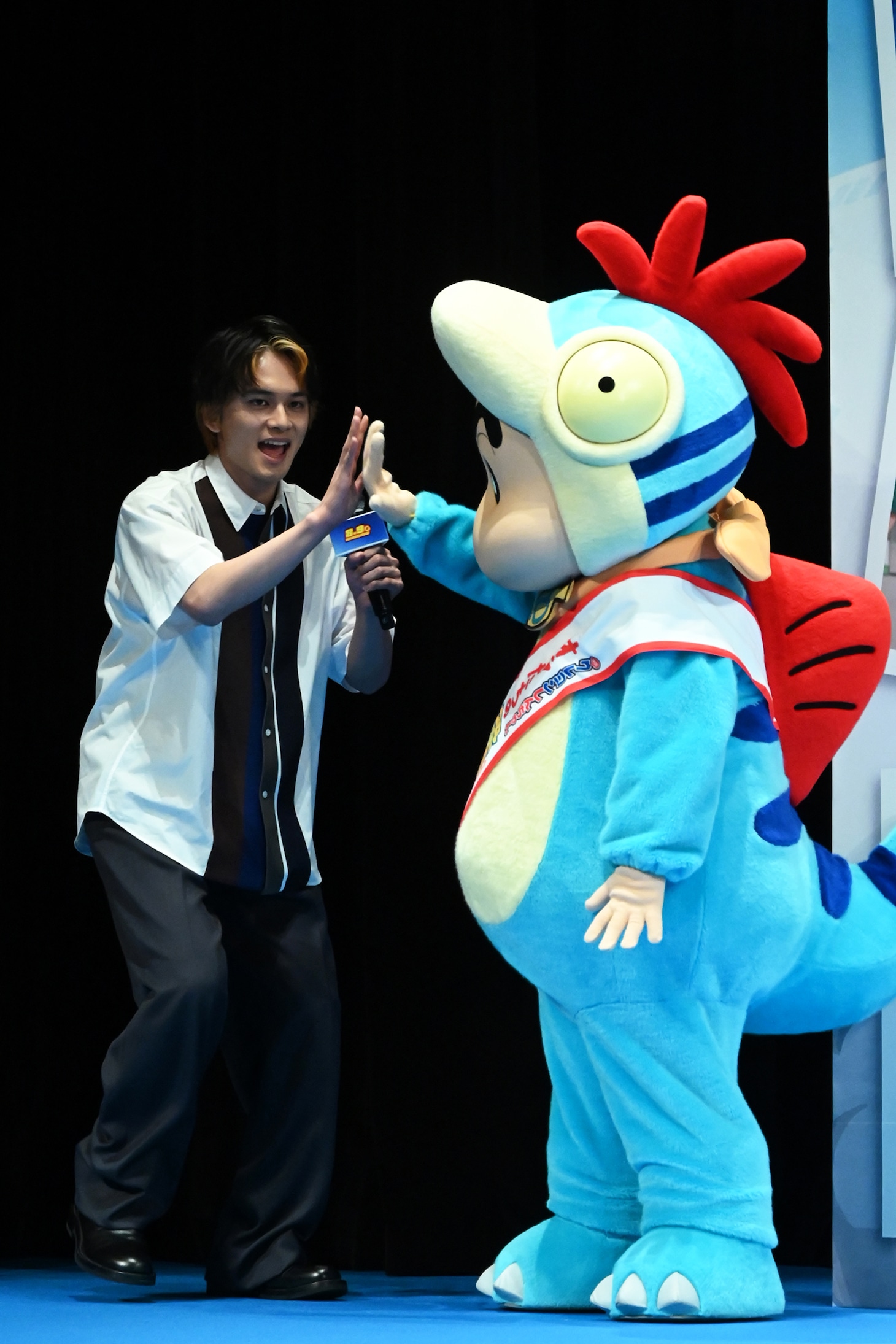 野原しんのすけとハイタッチする北村匠海（DISH//）。