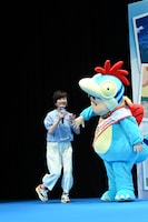 左から小林由美子、野原しんのすけ。