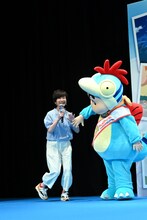 左から小林由美子、野原しんのすけ。