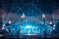 スーパークレーンに乗って上昇するKis-My-Ft2。（撮影：田中聖太郎）