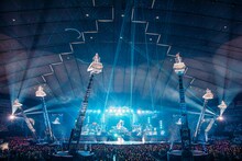 スーパークレーンに乗って上昇するKis-My-Ft2。（撮影：田中聖太郎）