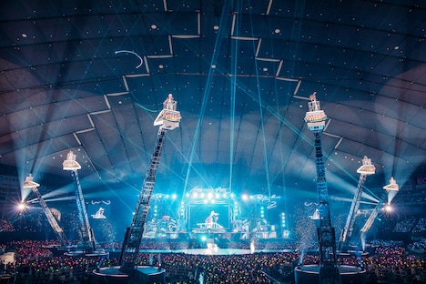 スーパークレーンに乗って上昇するKis-My-Ft2。（撮影：田中聖太郎）