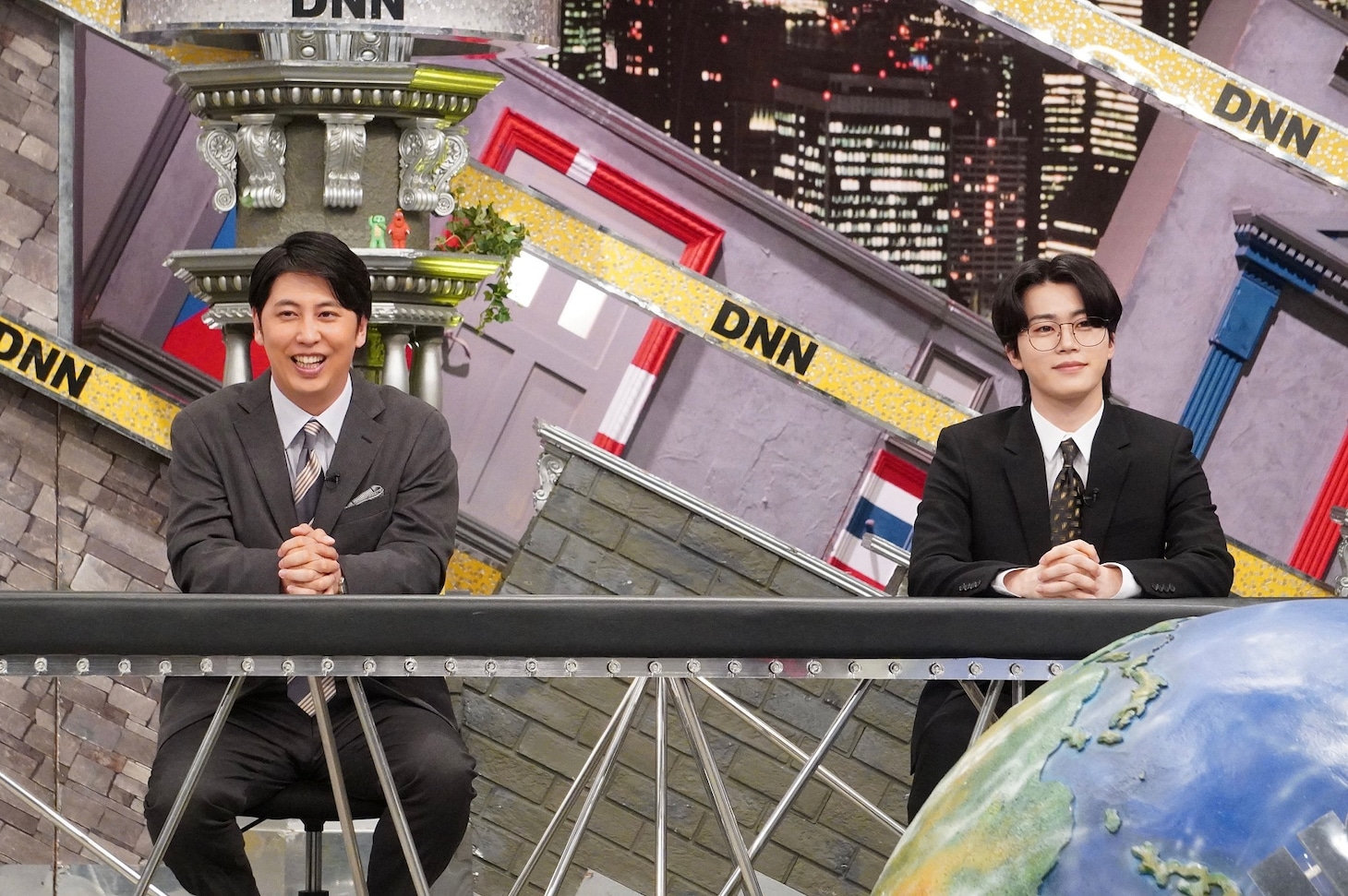 左から屋敷裕政（ニューヨーク）、木全翔也（JO1）。(c)フジテレビ