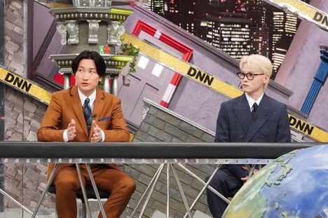 左から山添寛（相席スタート）、川西拓実（JO1）。(c)フジテレビ