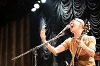 吉野寿（Vo, G）（撮影：MAYUMI）