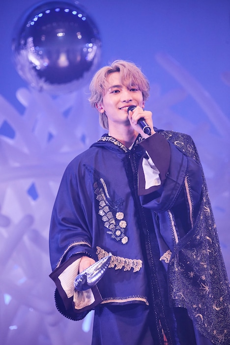 ローブを「ハリーポッターみたい」と喜んでいた桜木雅哉。（撮影：高橋まりな）