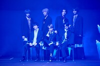 「原因は自分にある。」のアーティスト写真を再現した原因は自分にある。（撮影：高橋まりな）