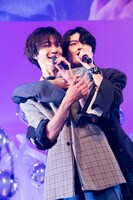 吉澤要人をバックハグする杢代和人。（撮影：高橋まりな）