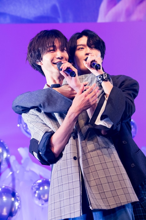 吉澤要人をバックハグする杢代和人。（撮影：高橋まりな）