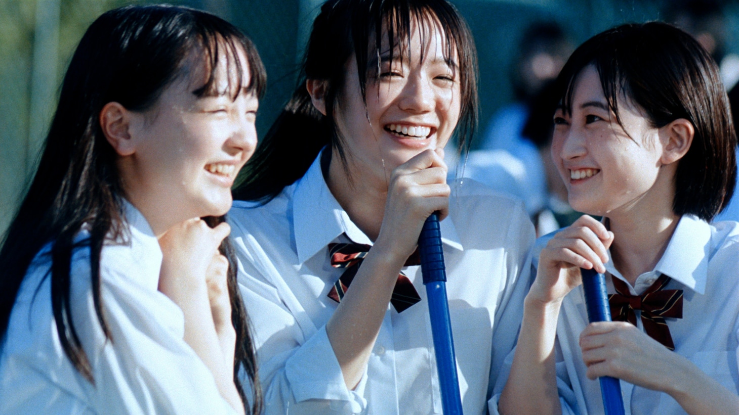 「あしたも、笑おう。」編に登場する中島瑠菜（真ん中）。