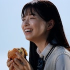 乃木坂46五百城茉央、ビッグマックを手に大きな笑顔