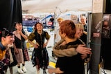渡辺淳之介を抱きしめるコショージメグミ。