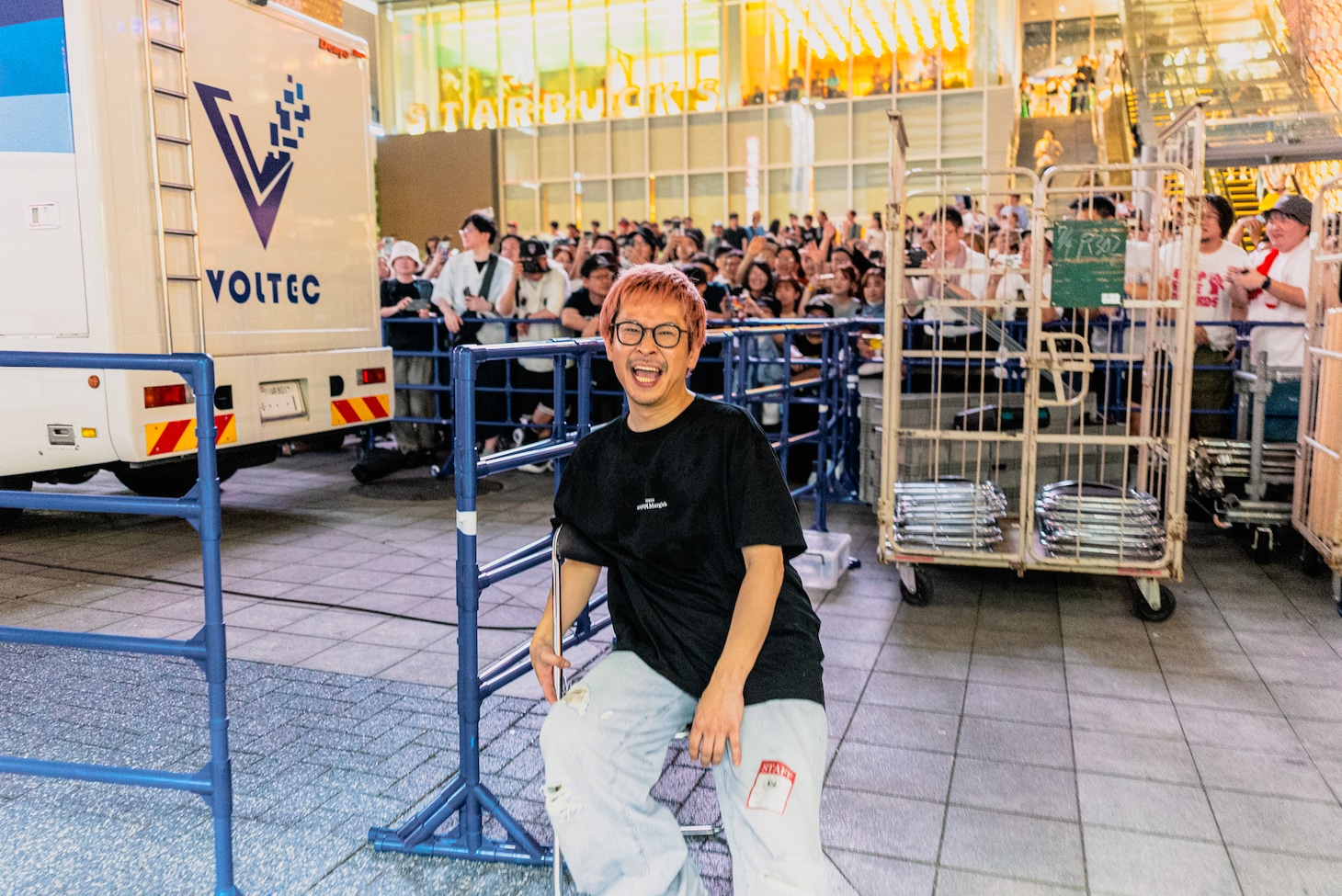 暑さにやられている渡辺淳之介。