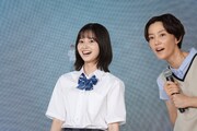 八木勇征を肩に乗せた飯沼愛と木村佳乃。