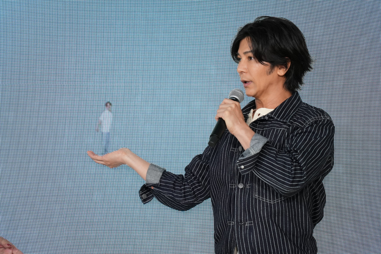 武田真治の手のひらに乗る八木勇征。