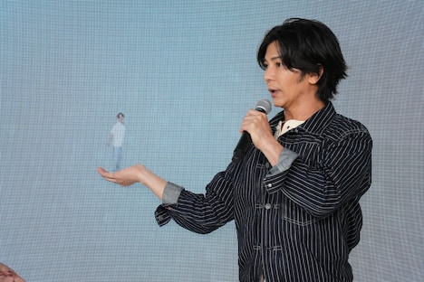 武田真治の手のひらに乗る八木勇征。