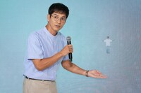 沢村一樹の手の上でパタパタと飛んでいる八木勇征。