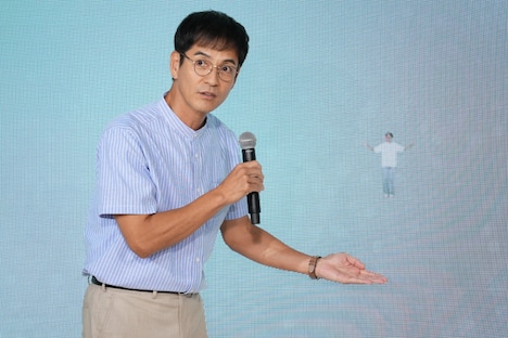 沢村一樹の手の上でパタパタと飛んでいる八木勇征。