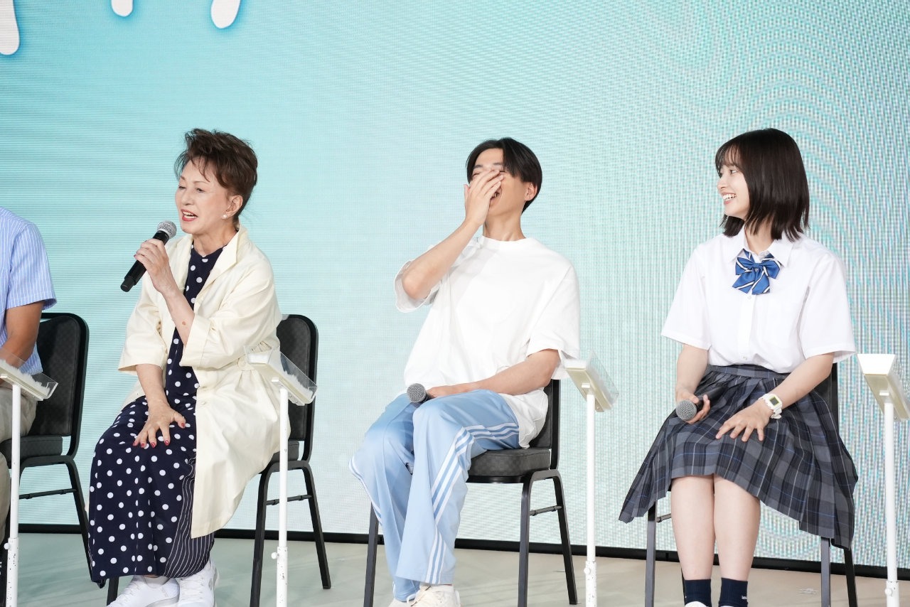 加賀まりこ（左）にべた褒めされ笑いが止まらない八木勇征（中央）。