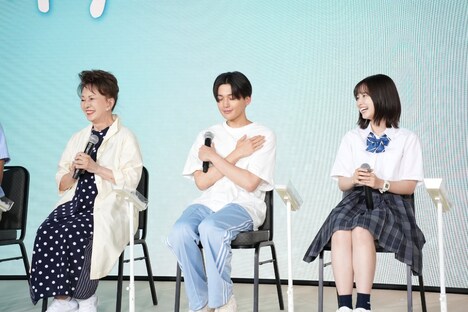 胸を隠す八木勇征（中央）。