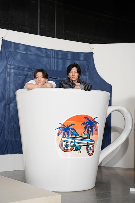 マグカップ風呂に入った八木勇征と武田真治。