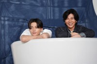 左から八木勇征、武田真治。