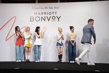 ジョン・トゥーミーを見送るLE SSERAFIM。