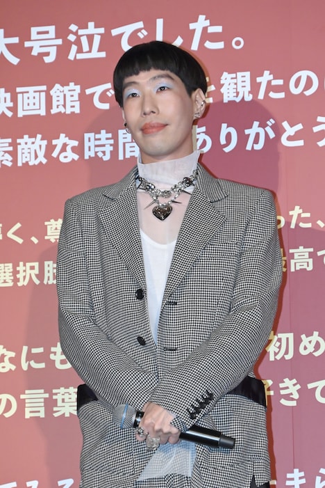 舞台挨拶中、トークを盛り上げた坂口涼太郎。