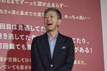 笑う河合勇人監督。