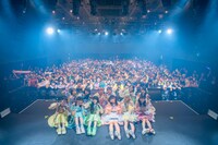 観客をバックに記念撮影するKiSS KiSSと#ババババンビ。