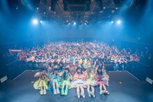 観客をバックに記念撮影するKiSS KiSSと#ババババンビ。