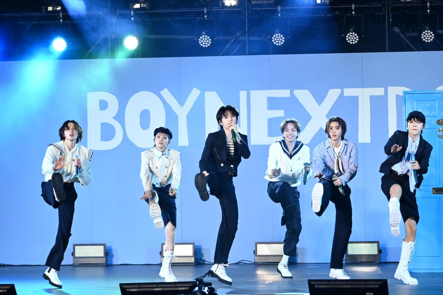 BOYNEXTDOOR