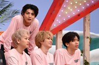 観客席を凝視するハル（奥 / 超特急）。