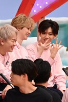 談笑するユーキ（中央 / 超特急）とリョウガ（右 / 超特急）。