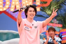 両手でピースするタカシ（超特急）。