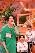 高田彪我（さくらしめじ）の歌に爆笑する吉田仁人（M!LK）と山中柔太朗（M!LK）。