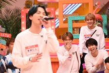 リーダー・吉田仁人の歌唱中に爆笑するM!LKメンバー。