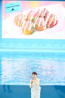 「タコヤキ・ジ・エンド」をオススメするアイナ・ジ・エンド。