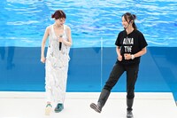 セイウチのダンスのレクチャーを受けるアイナ・ジ・エンド（左）。