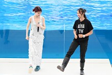 セイウチのダンスのレクチャーを受けるアイナ・ジ・エンド（左）。