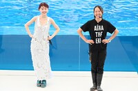 セイウチのダンスのレクチャーを受けるアイナ・ジ・エンド（左）。