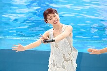 セイウチのダンスを踊るアイナ・ジ・エンド。