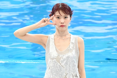 セイウチのダンスの決めポーズをするアイナ・ジ・エンド。