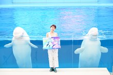 アイナ・ジ・エンドとシロイルカ。