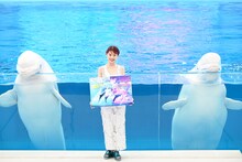 アイナ・ジ・エンドとシロイルカ。