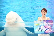 アイナ・ジ・エンドとシロイルカ。