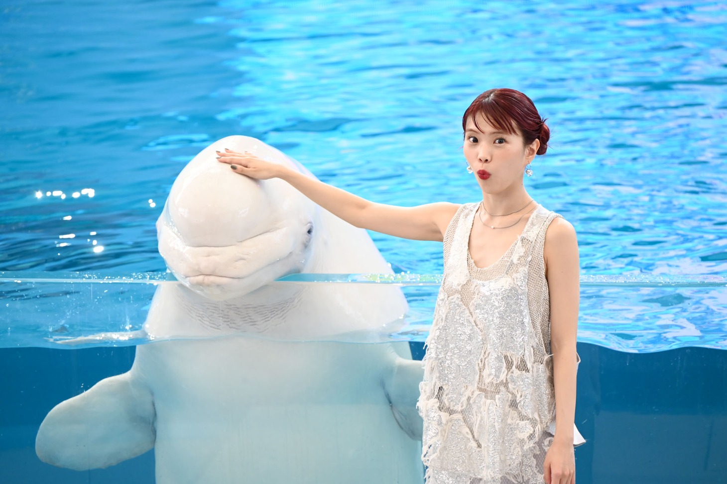 シロイルカとふれあうアイナ・ジ・エンド。